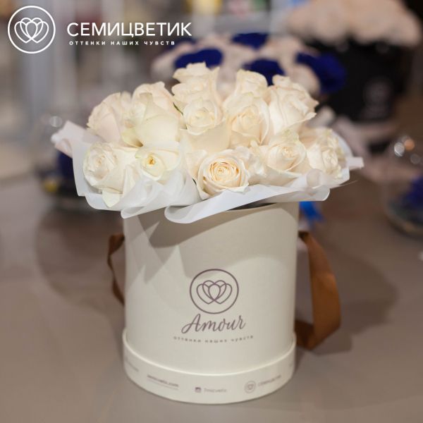 Букет в белой шляпной коробке Amour Mini из 25 белых роз Эквадор