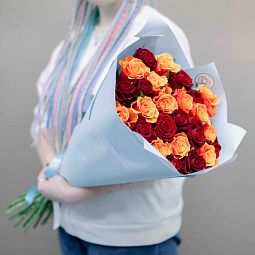 Букет из 25 красных и красно-желтых роз 70 см (Россия)