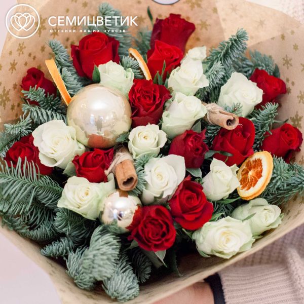 Букет из 25 красных и белых роз 40 см (Кения) с елью, корицей и апельсином в крафте