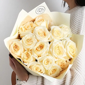 Букет из 15 белых роз Moonston 50 см (Эквадор) в кремовой пленке