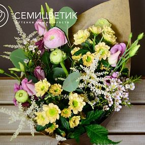Букет из хризантемы сантини, астильбы и лизиантуса в упаковке