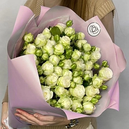 Букет из 11 белых кустовых пионовидных роз 70 см (Россия) в сиреневой пленке