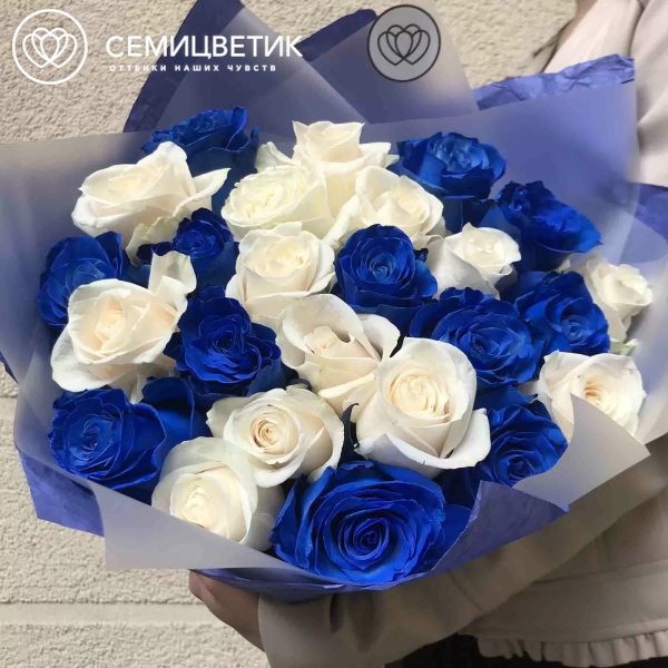 Букет из 25 синих и белых роз Vendela 50 см (Эквадор) в белой пленке