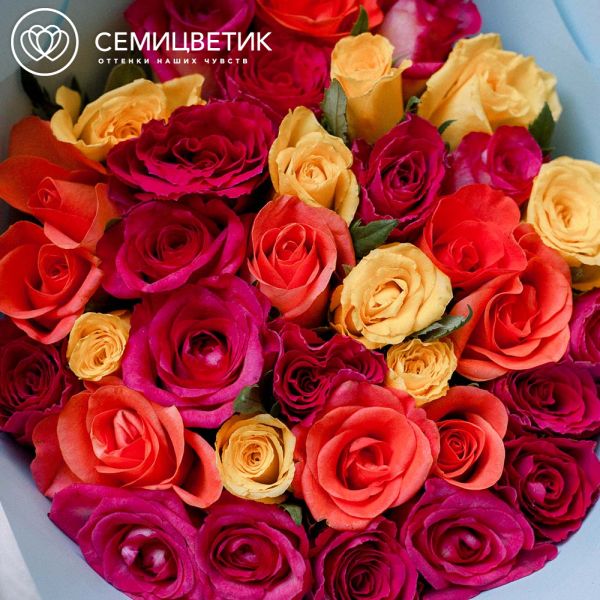 Букет из 35 роз 35-40 см микс (Кения) в голубой пленке
