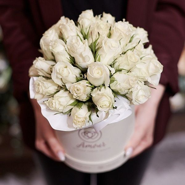 Букет в белой шляпной коробке Amour Mini из 29 белых роз (Кения) Premium