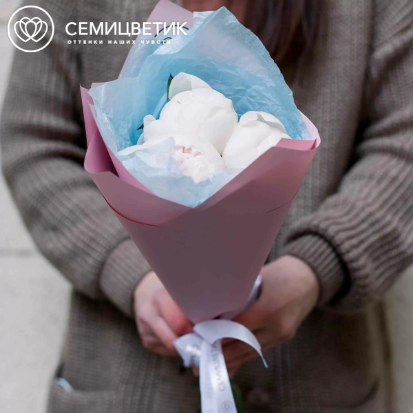 Букет из 3 белых пионов Premium в розовой пленке