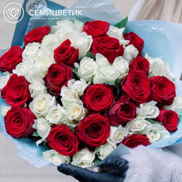Букет из 51 красной и белой розы 35-40 см (Россия)