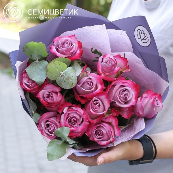 Букет из 11 сиреневых с фиолетовой каймой роз Purple Queen 40 см c эвкалиптом
