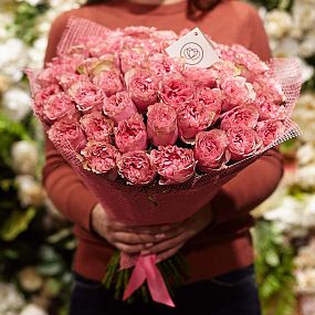 Букет из 51 розовых пионовидных роз Love Me Tender 40 см