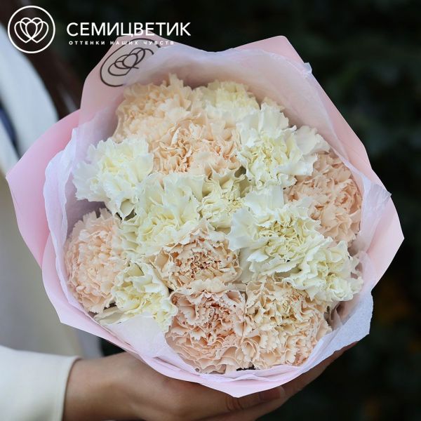 Букет из 15 белых и кремовых гвоздик