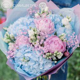 Букет из 3 голубых гортензий, 3 розовых пиона, 5 белых лизиантусов и розовой гипсофилы в упаковке