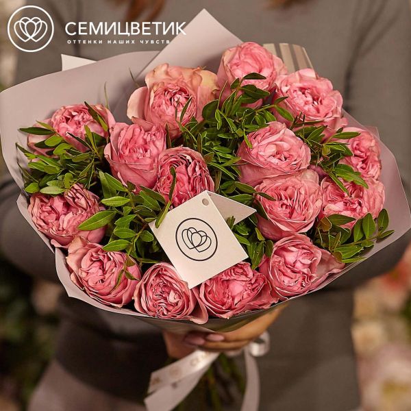 Букет из 15 розовых пионовидных роз Love Me Tender 40 см с фисташкой
