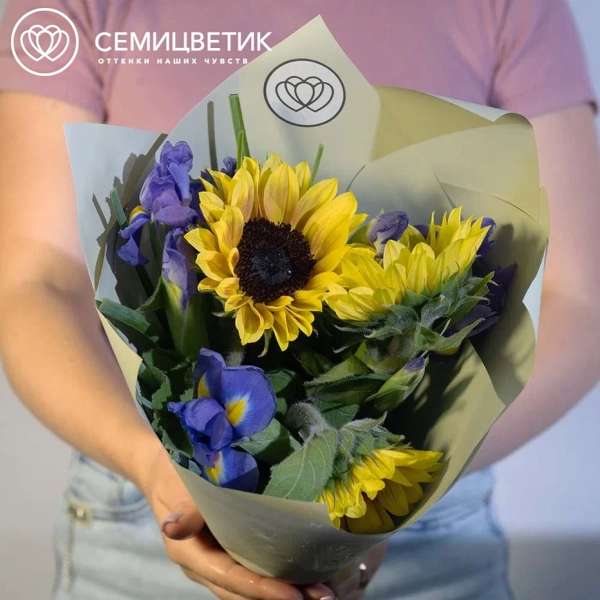 Букет из 3 подсолнухов и 7 синих ирисов в зеленой пленке