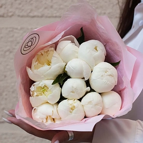 Букет из 11 белых пионов Standart Plus в розовой пленке