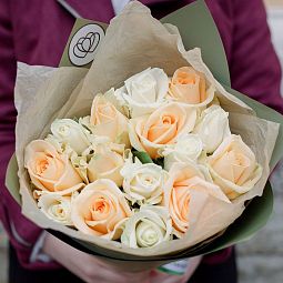 Букет из 15 белых и кремовых роз 35-40 см (Россия)