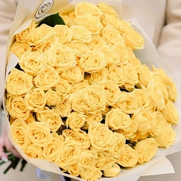 Букет из 25 желтых кустовых роз 40 см (Кения) в белой пленке