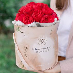 Букет в бежевой шляпной коробке Amour Mini из 19 красных пионовидных роз Red Piano