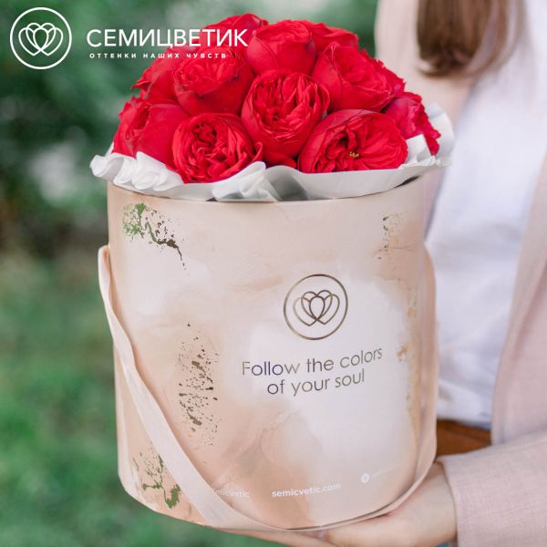Букет в бежевой шляпной коробке Amour Mini из 19 красных пионовидных роз Red Piano