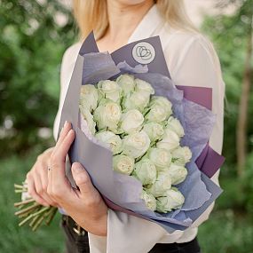 Букет из 25 белых пионовидных роз Titanium 40 см