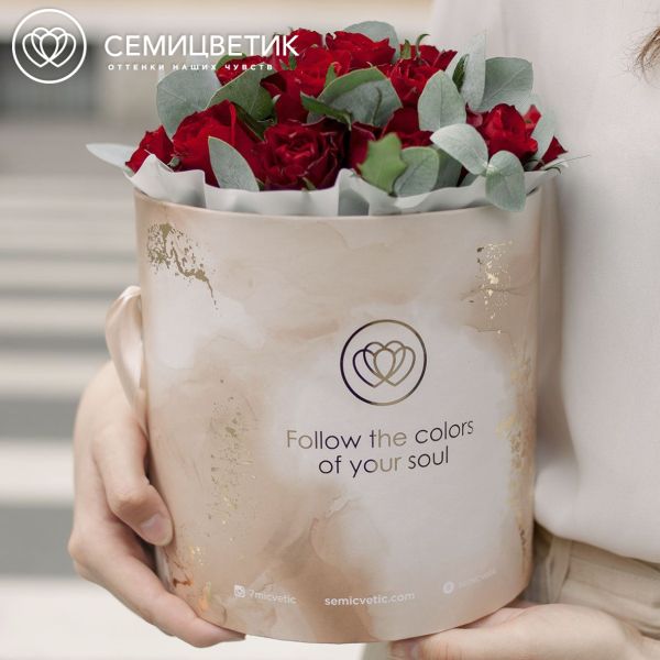 Букет в бежевой шляпной коробке Amour Mini из 21 красной розы (Кения) с эвкалиптом
