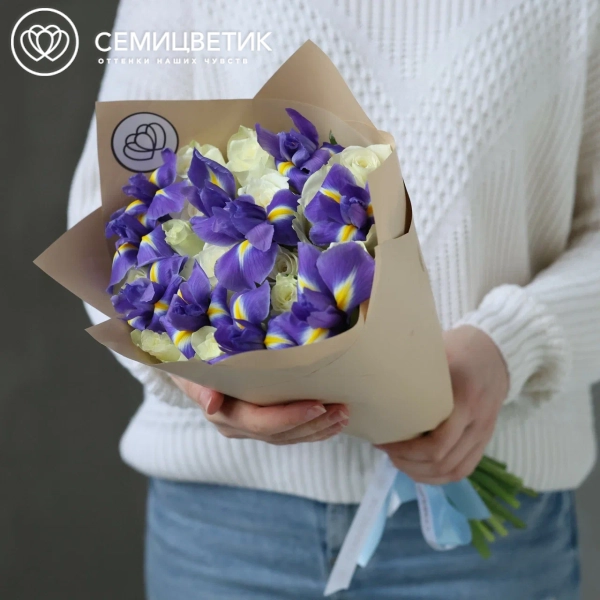 Букет из 15 белых роз 40 см (Кения) и 10 синих ирисов в кремовой пленке