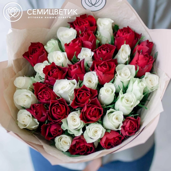 Букет из 41 красной и белой розы 35-40 см (Кения) в кремовой пленке
