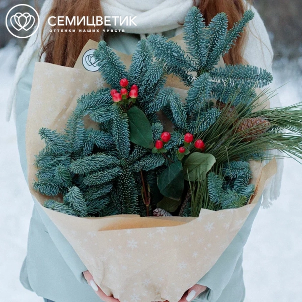 Букет из ели и сосны с гиперикумом