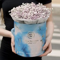Букет в голубой шляпной коробке Amour Mini из 7 сиреневых гипсофил