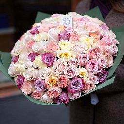 Букет из 101 розы 50 см микс в нежных тонах (Эквадор) в розовой пленке