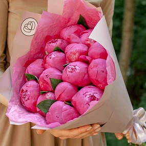 Букет из 15 ярко-розовых пионов Command Performance Premium в розовой пленке