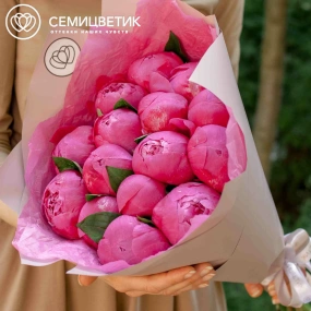 Букет из 15 ярко-розовых пионов Command Performance Premium в розовой пленке