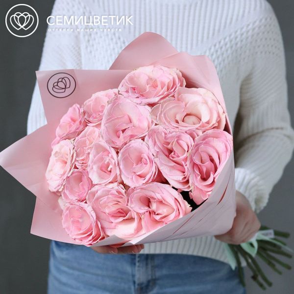 Букет из 15 нежно-розовых роз Esperance 50 см (Кения) в розовой пленке