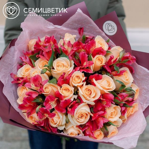 Букет из 25 кремовых роз (Россия) и 10 красных альстромерий