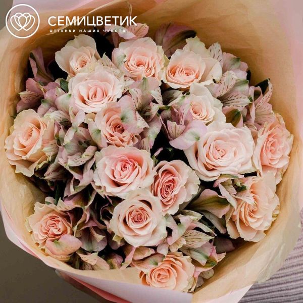Букет из 15 розовых роз (Кения) 40 см и 7 альстромерий в розовых тонах в розовой пленке