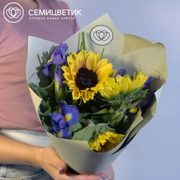 Букет из 3 подсолнухов и 7 синих ирисов в зеленой пленке