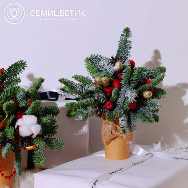 Композиция с елью в красных тонах в стакане