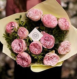 Букет из 11 нежно-розовых пионовидных роз Bridal Piano 40 см с фисташкой