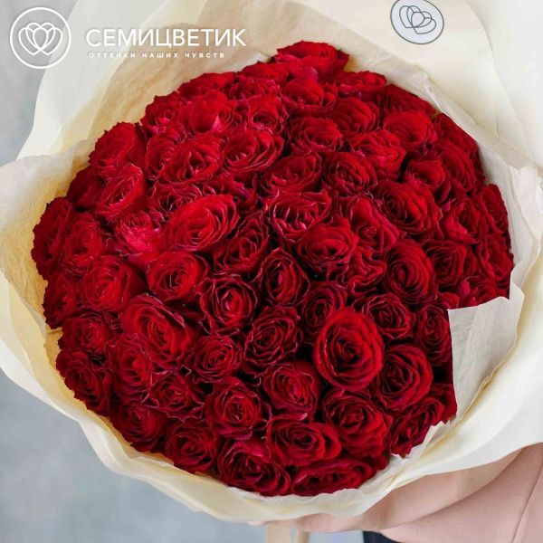 Букет из 61 красной розы 40 см (Кения) в кремовой пленке