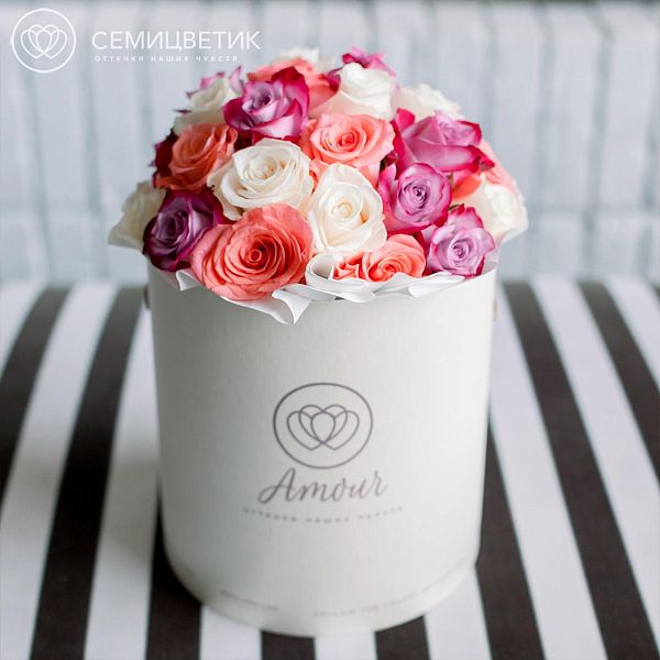 Шляпная коробка Amour с розами Эквадор микс