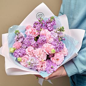 Букет из 12 сиреневых махровых маттиол и 9 розовых лизиантусов
