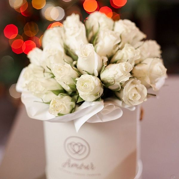 Букет в белой шляпной коробке Amour Mini из 29 белых роз (Кения) Premium