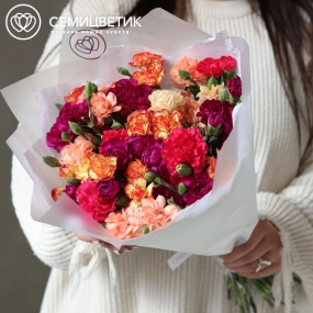 Букет из 25 кустовых гвоздик микс в прозрачной упаковке