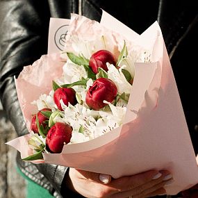 Букет из 5 бордовых пионов и 6 белых альстромерий