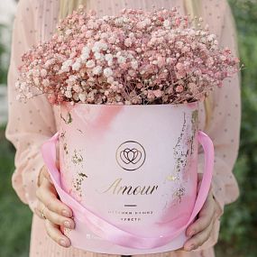 Букет в розовой шляпной коробке Amour Mini из 9 персиковых гипсофил