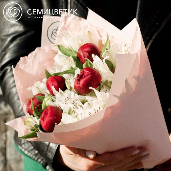 Букет из 5 бордовых пионов и 6 белых альстромерий