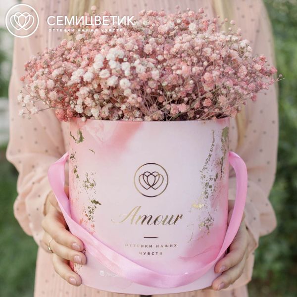 Букет в розовой шляпной коробке Amour Mini из 9 персиковых гипсофил