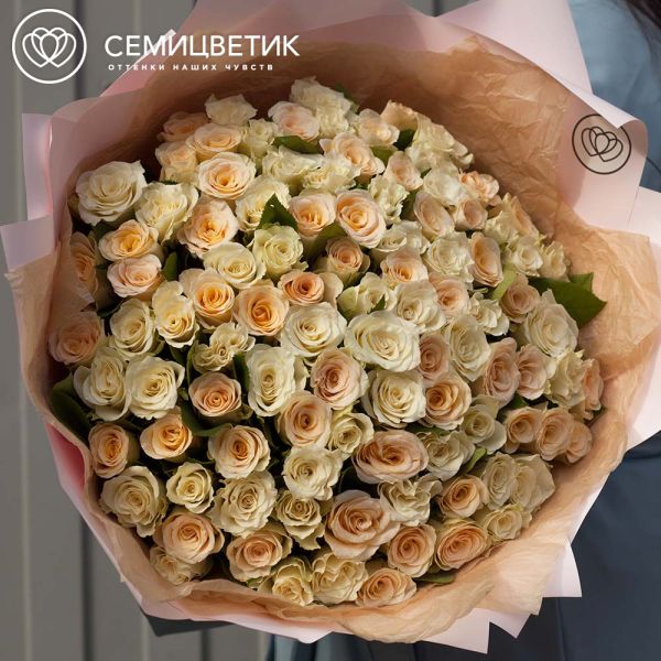 Букет из 101 белой и кремовой розы 40 см (Кения) в кремовой пленке