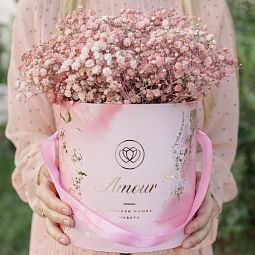 Букет в розовой шляпной коробке Amour Mini из 9 персиковых гипсофил