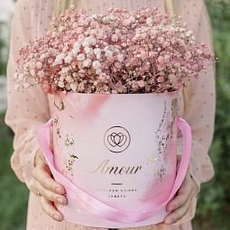 Букет в розовой шляпной коробке Amour Mini из 9 персиковых гипсофил