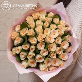 Букет из 51 кремовой розы 30 см (Кения) в голубой пленке